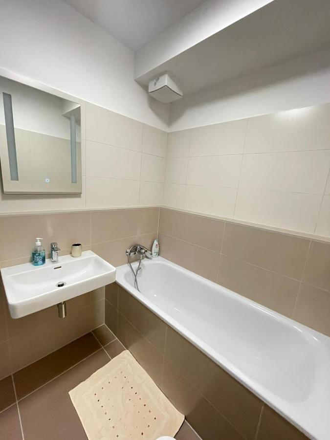 New Luxury City Centre Apartment With Panoramic View, Free Parking Братислава Экстерьер фото